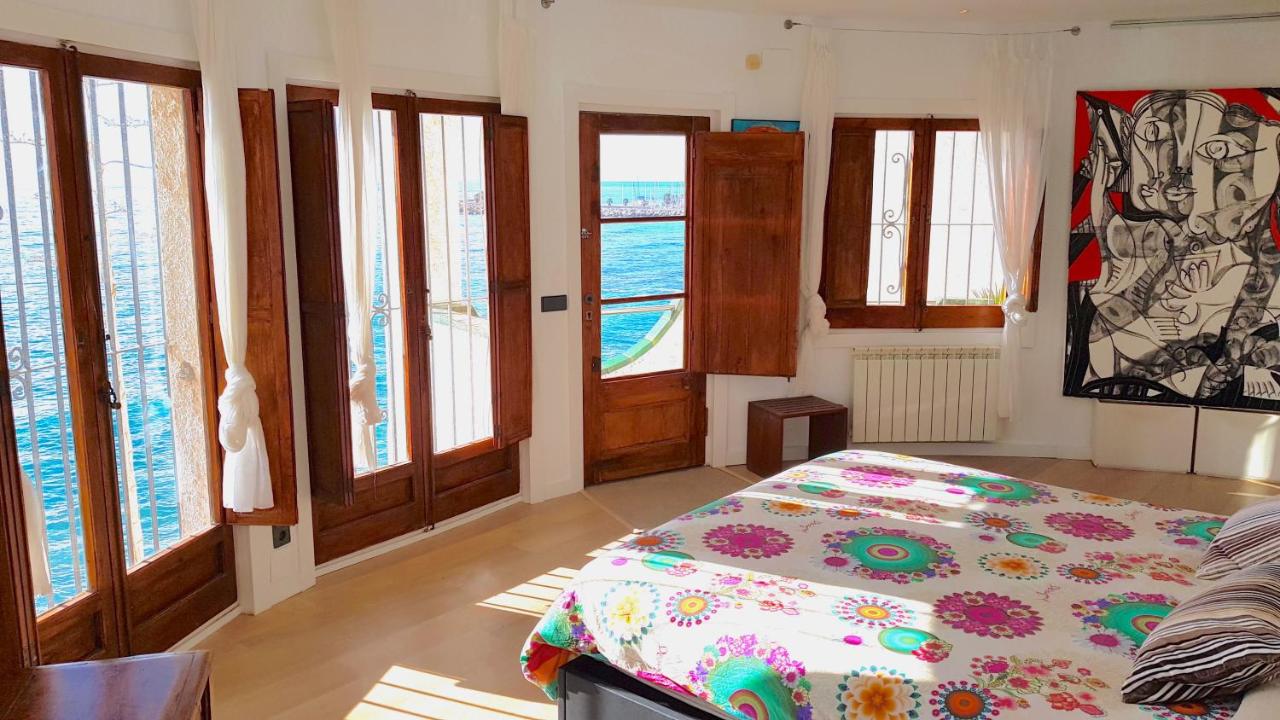 Dormitorio principal con cama doble extragrande