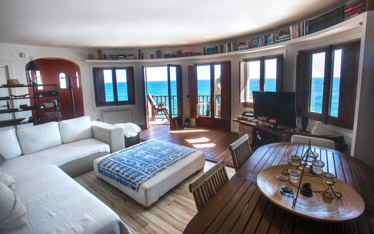 Salón del apartamento con decoración moderna